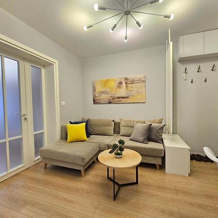 Valentino'S Nest Daire Tiran Dış mekan fotoğraf
